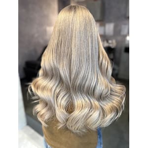 《三宅悠斗》ホワイトベージュ/大宮/ブリーチ - elu by lovis【エル バイ ラビス】掲載中