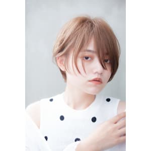 シアーベージュ×軽やかショートボブ