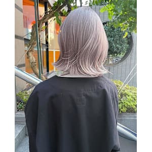 ホワイトグレージュ/全頭ブリーチ/ミニボブレイヤー - Clarus by artina 溝の口店【クラルス バイ アルティナ ミゾノクチテン】掲載中