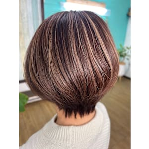 ミセス美フォルムショート×白髪ぼかしハイライト40〜60代 - Yu hair design【ユウヘアデザイン】掲載中