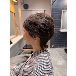 落ち着きの中に個性を忍ばせたショートウルフ