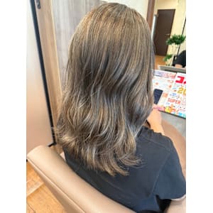 白髪を活かす大人の透明感レイヤーミディ