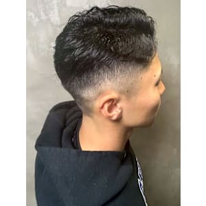 フェードカット ツーブロック 黒髪 ニュアンスパーマ