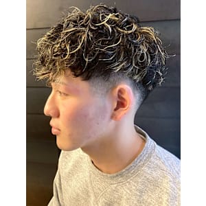 ブリーチ ハイライト スパイラルパーマ ツーブロック 20代