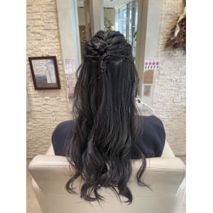 編み込みハーフアップで魅せる、大人上品アレンジ - VISAGE plus【ヴィサージュ プラス】【ヴィサージュ プラス】掲載中