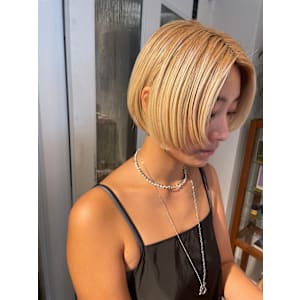 ショートボブ/抜きっぱなしブロンド/ハイトーンカラー