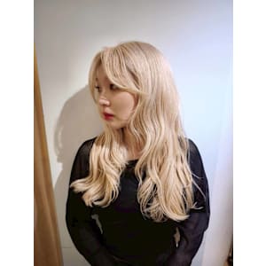 ホワイトブロンドヘア　レイヤーカット＆ブリーチカラー - N° il duca 札幌駅前店【ナンバー イル デュッカサッポロエキマエテン】掲載中