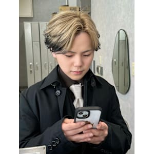 エンドカラー(ブリーチ/センターパート/デザインカラー) - Men’s salon Zina 天神 ［メンズカット/眉毛/韓国/パーマ］【メンズサロンジーナ】【メンズサロン　ジーナ　テンジン　メンズカット　マユゲ　カンコク　パーマ　メンズサロン　ジーナ】掲載中