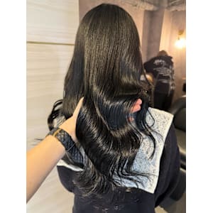 《高橋亜美》ブルーブラック/艶カラー/大宮 - elu by lovis【エル バイ ラビス】掲載中