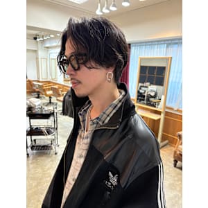 ミディアムセンターパートパーマスタイル