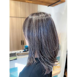 白髪ぼかし細めハイライト30代40代50代セミディ - Mira by KENJE【ミラバイケンジ】掲載中