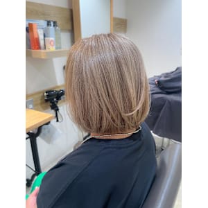 白髪ぼかし細めハイライト30代40代50代セミディ - Mira by KENJE【ミラバイケンジ】掲載中