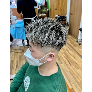ホワイトハイライトスキンフェードカット - hair studio Romeo【ロメオ】掲載中