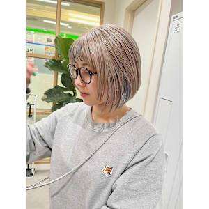 ハイトーンミルクティーベージュ金髪ボブ/ブルーインナーカラー