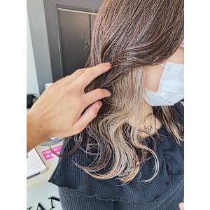 セミロングインナーカラー/ゴールドベージュ/イヤリングカラー