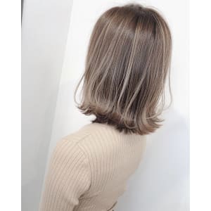 大人ハイライトミディアムボブレイヤー×イルミナカラー