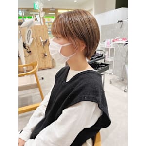 ストレートナチュラルショートボブ×イヤリングカラー