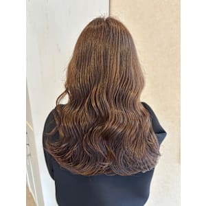 赤味なしの柔らかいオリーブベージュ