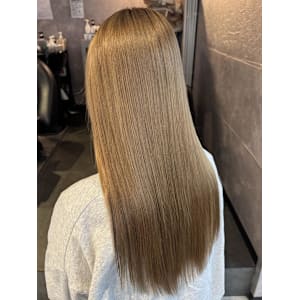 《鈴木茉奈》ミルクティーベージュ/ケアブリーチ - elu by lovis【エル バイ ラビス】掲載中