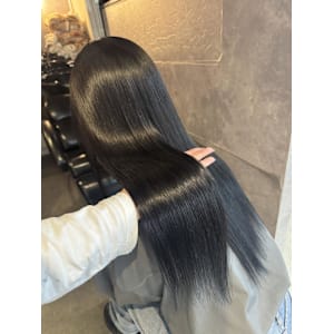 《鈴木茉奈》ブルーブラック/髪質改善トリートメント - elu by lovis【エル バイ ラビス】掲載中