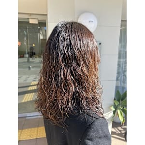 ミディアムパーマ - gem by artefice【ジェム バイ アルテフィーチェ】【ジェム バイ アルテフィーチェ】掲載中