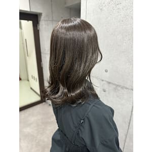 赤味消したオリーブブラウン - newi 池袋【ネウィ イケブクロ】掲載中