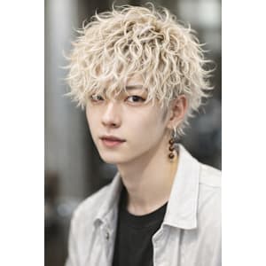 ホワイトブロンド×スパイラルパーマ