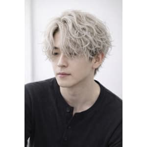 ホワイトブロンド×波巻きパーマ