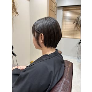 ショートボブ×表面の縮毛矯正でより自然に! - t o t . f a m .【トット ファム】掲載中