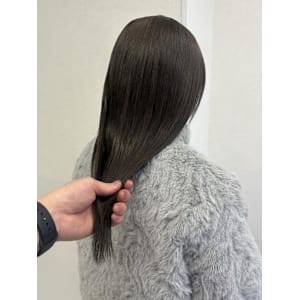 ワンカラーおすすめ透明感ある暗めアッシュブラウン - Lia by KENJE【リアバイケンジ】掲載中