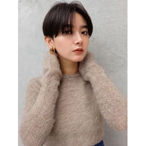 20代・30代_大人可愛い黒髪センターパートショート