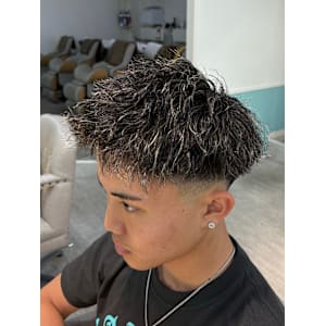 “ツイストパーマ”アップバングショート