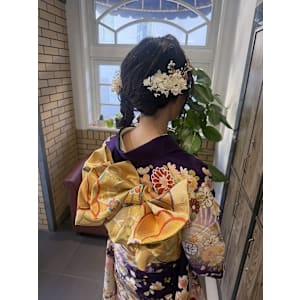 紫×金の上品振袖。トレンドの編みおろしヘアと創作帯結び - HAIR & MAKE EARTH 高田馬場店【ヘアメイクアース タカダノババテン】掲載中