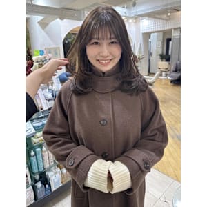 オリーブベージュ×ミディアムレイヤー - Of HAIR Jiyugaoka【オブヘアジユウガオカ】掲載中