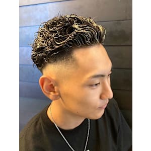 スキンフェード オールバック パーマ シルバーメッシュ - 全室完全個室 THIS IS BARBER 4th【ディスイズバーバーフォース】掲載中