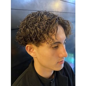 スパイラルパーマ センターパート オリーブアッシュベージュ - 全室完全個室 THIS IS BARBER 4th【ディスイズバーバーフォース】掲載中