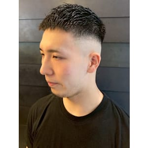 フェードカット スキンフェード クロップ 黒髪ショート - 全室完全個室 THIS IS BARBER 4th【ディスイズバーバーフォース】掲載中