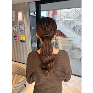 シンプルだからこそ美しい、タイトポニーアレンジ。 - EARTH/E 吉祥寺店 ハイライト/髪質改善/縮毛矯正【アース　エレガンス　キチジョウジテン　ハイライト　カミシツカイゼン　シュクモウキョウセイ】掲載中
