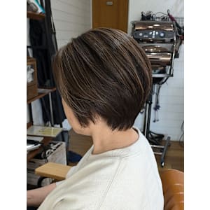 ショートカット×白髪ぼかしハイライト