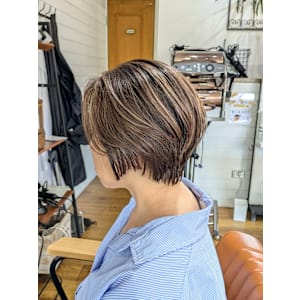 ショートボブ×白髪ぼかしハイライト - きいろいさんかくの美容室 Kanshall【カンシャル】【キイロイサンカクノビヨウシツ カンシャル】掲載中