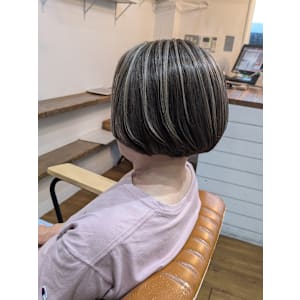 ミニボブ×白髪ぼかしハイライト - きいろいさんかくの美容室 Kanshall【カンシャル】【キイロイサンカクノビヨウシツ カンシャル】掲載中