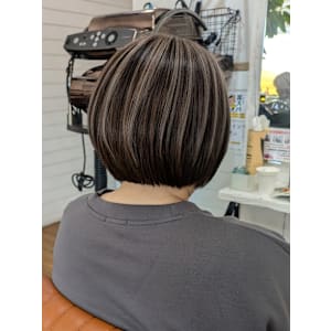 ショートボブ×白髪ぼかしハイライト - きいろいさんかくの美容室 Kanshall【カンシャル】【キイロイサンカクノビヨウシツ カンシャル】掲載中