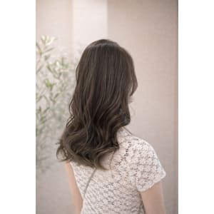 透明感オリーブ×極細ハイライトミディ - SALON MOGO IKEBUKURO【サロンモゴイケブクロ】掲載中