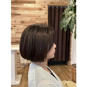 ショートボブ。ほんのり重めに落ち着きのあるボブスタイルです。