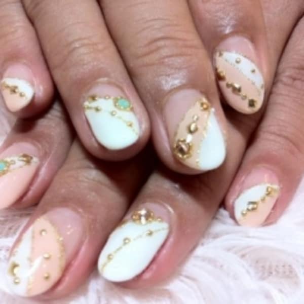 ターコイズがポイントの春色ネイル♪