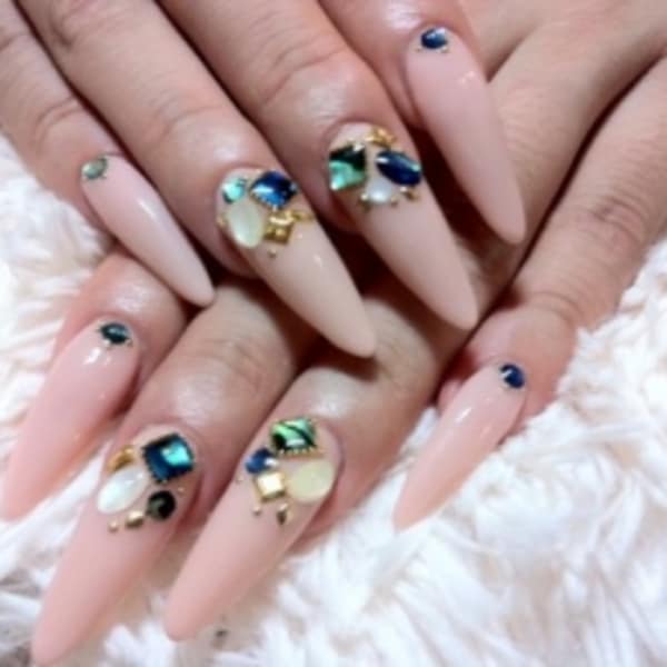 ピンクベージュ&大きめストーンネイル