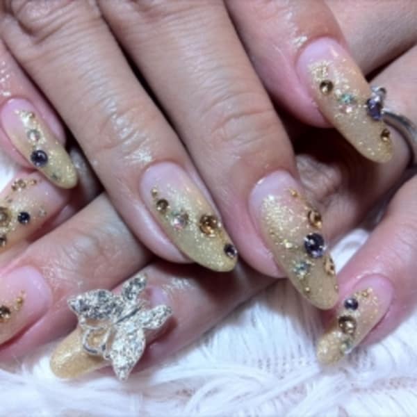 ゴールドフレンチ×バタフライパーツnail