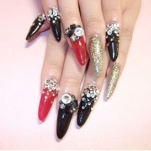 根元ビジュー風ネイル