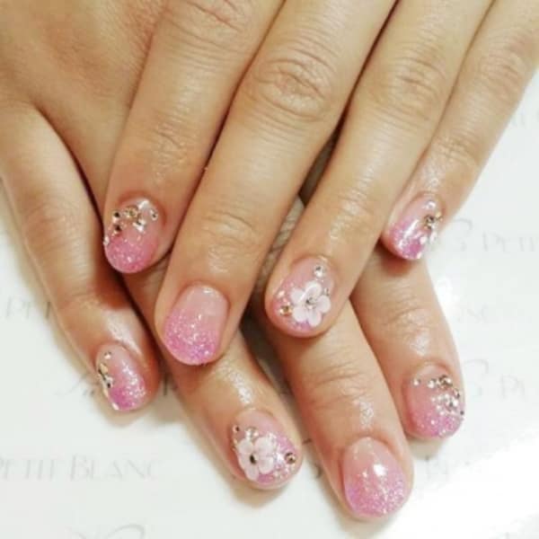 ラメグラ&3Dフラワーネイル|Petit Blanc