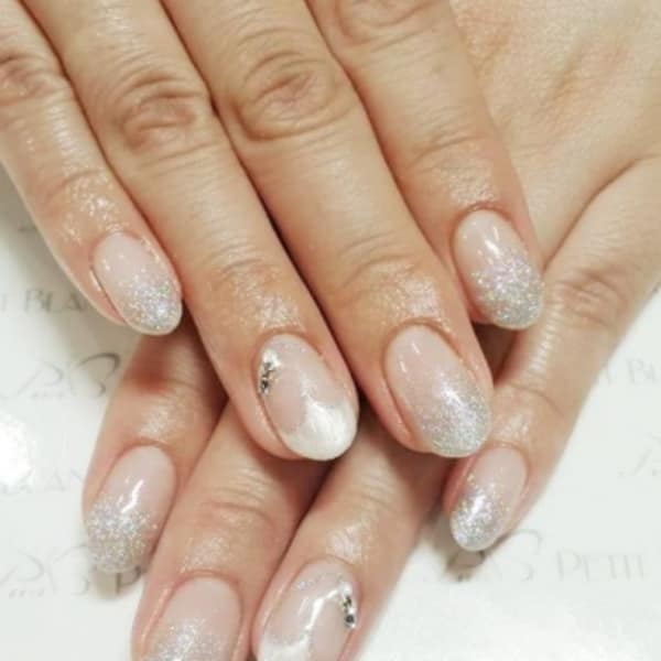 シルバーラメ&変形フレンチネイル